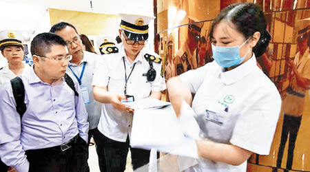 重慶執法人員早前突擊檢查市內多間美容機構。（互聯網圖片）