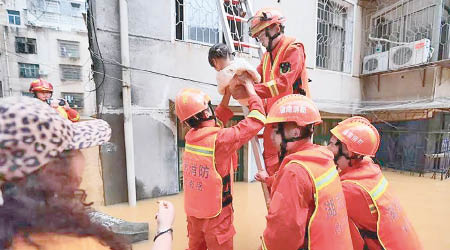 消防員救出被困幼童。（互聯網圖片）