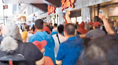 示威者在酒店前與蔡英文支持者衝突。