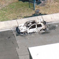 一輛汽車燒毀。
