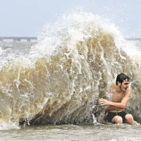 岸邊捲起巨浪。（美聯社圖片）