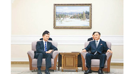 陸慷（左）與北韓副外相李吉成（右）會面。（互聯網圖片）