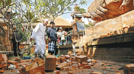 峇里地震後有瓦礫塌下。