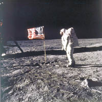 太空人艾德靈在月球插上美國國旗。
