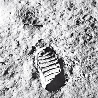 太空人在月球表面留下鞋印。