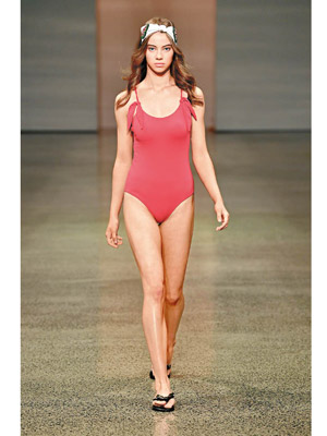 鮮紅色泳裝令模特兒顯得更火辣。
