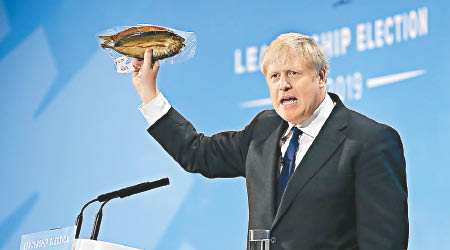 約翰遜舉起鯡魚乾，嘲諷歐盟法例。