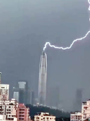平安大廈被閃電擊中。<br>（互聯網圖片）