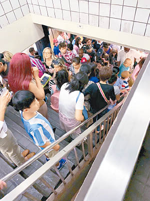 地鐵大規模故障，車站擠滿乘客。（美聯社圖片）