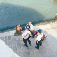 警員上前阻止背包客的行為。