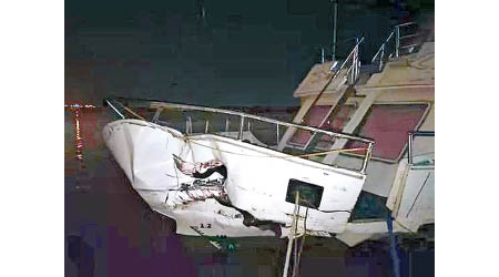 觀光船的船頭損毀。（互聯網圖片）