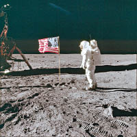 太空人將國旗插在月球。
