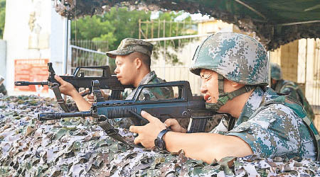 軍人演習阻止暴徒衝擊軍營。（互聯網圖片）