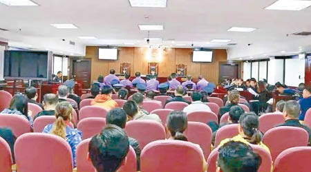 被告在龍崗區人民法院聽取判決。（互聯網圖片）