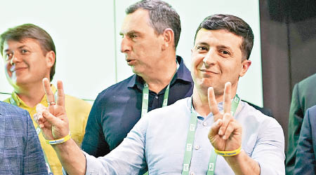 澤連斯基（右）舉起勝利手勢。（美聯社圖片）
