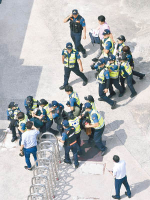 韓警拘闖日總領館示威者。（美聯社圖片）