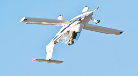 格里姆斯泰德作高難度特技飛行。