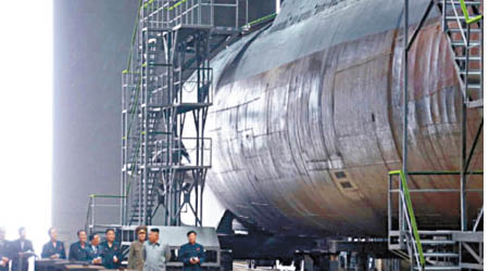 從照片可見北韓新潛艇（右）非常巨大。（美聯社圖片）