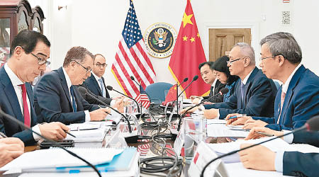 中國副總理劉鶴（右二）將與美方代表萊蒂澤（左二）及財長姆紐欽（左）談判。