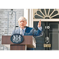 約翰遜在首相府外發表演說。