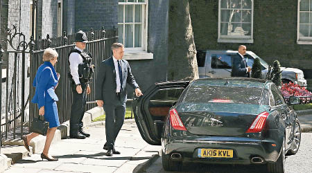文翠珊（左）離開首相府，準備前往國會接受最後一次的質詢。（美聯社圖片）