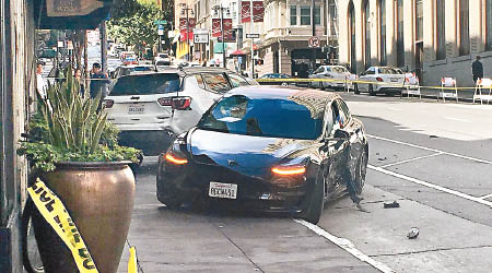 涉事Tesla車身受損。（電視畫面）