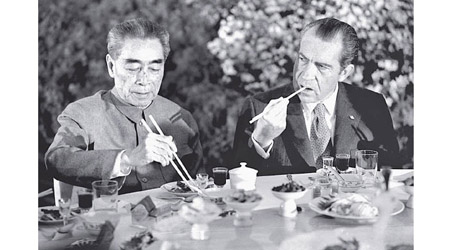 國務院前總理周恩來（左）曾於一九七二年接待訪華的尼克遜（右）。（黑白圖片）