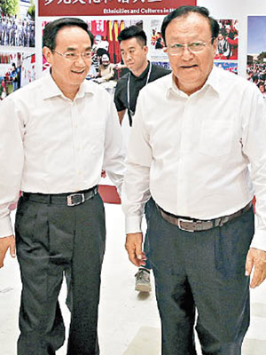 雪克來提‧紮克爾（右）參觀新疆展覽。（美聯社圖片）
