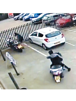 賊人試圖偷電單車。（互聯網圖片）