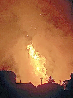 天然氣管爆炸，火燄沖上高空。（美聯社圖片）