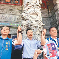 韓國瑜與多名國民黨成員到寺廟參拜。