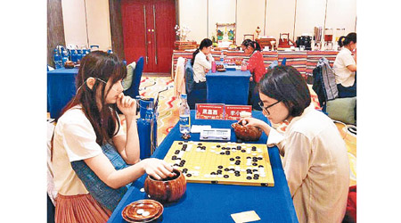 黑嘉嘉戴上鼻管吸氧氣下棋。