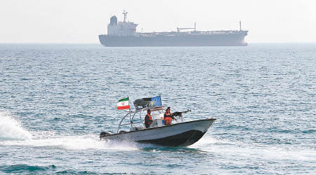 伊朗革命衞隊在波斯灣監視外國油輪。