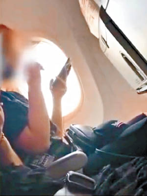 女乘客被揭在飛機上吸電子煙。（互聯網圖片）