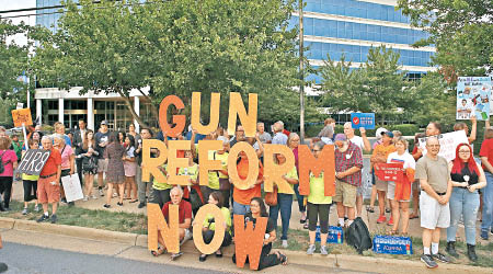 民眾在全國步槍協會外悼念近日槍擊案的死難者。（美聯社圖片）