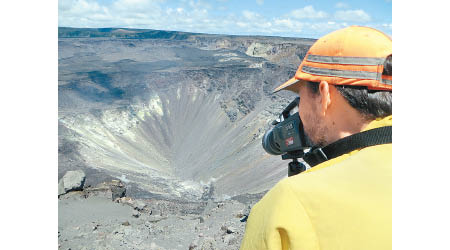 火山口出現溫泉，屬史上首次。（美聯社圖片）