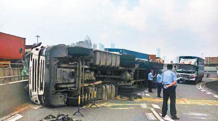 貨車翻側橫臥路中。（互聯網圖片）