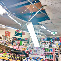 超市的吊燈塌下。（中時電子報圖片）