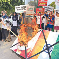 巴基斯坦學生焚燒印度總理莫迪的肖像。（美聯社圖片）