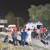 救護車接報到場運走傷者。（美聯社圖片）