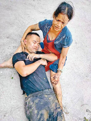 韋志航及家人稱被執法人員毆打。