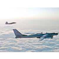 博福特海/白令海<br>美軍F-22戰機（後）攔截俄軍圖-95轟炸機（前）。