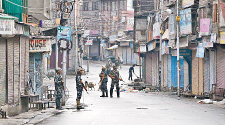印度士兵在喀什米爾街頭站崗。（美聯社圖片）
