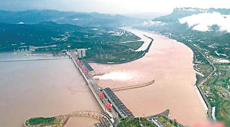 長江三峽水庫加大下洩流量。（互聯網圖片）