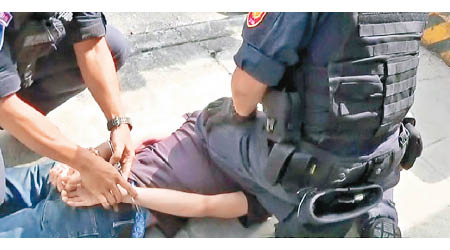 警方在行動中拘捕一名疑犯。（互聯網圖片）
