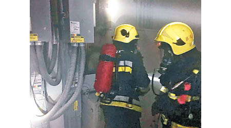 消防員事後檢查冷氣機房的配電箱。（互聯網圖片）