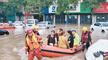 消防救出受洪水圍困的市民。（互聯網圖片）