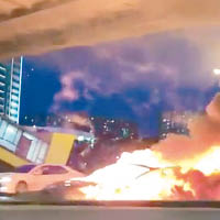 涉事Tesla電動車爆炸起火。