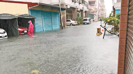 雨災肆虐，道路嚴重水浸。