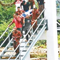 救援人員抬謝男離開瀑布。（互聯網圖片）